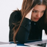 Quando lo stress ti fa girare la testa: cause, segnali e rimedi per ritrovare l’equilibrio
