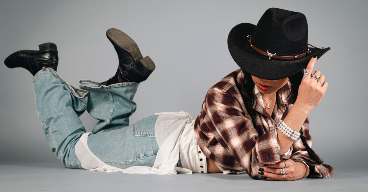 Dettagli che fanno la differenza: gli accessori must‑have per valorizzare i tuoi jeans