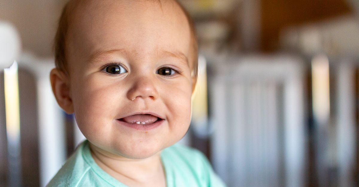 I primi segnali della dentizione: sintomi, rimedi e come aiutare il tuo bambino
