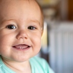 I primi segnali della dentizione: sintomi, rimedi e come aiutare il tuo bambino