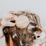 Cuoi capelluto in detox: lo scrub che rivoluziona la tua routine di bellezza