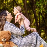 Prima passeggiata con il neonato: quando uscire e come farlo in sicurezza