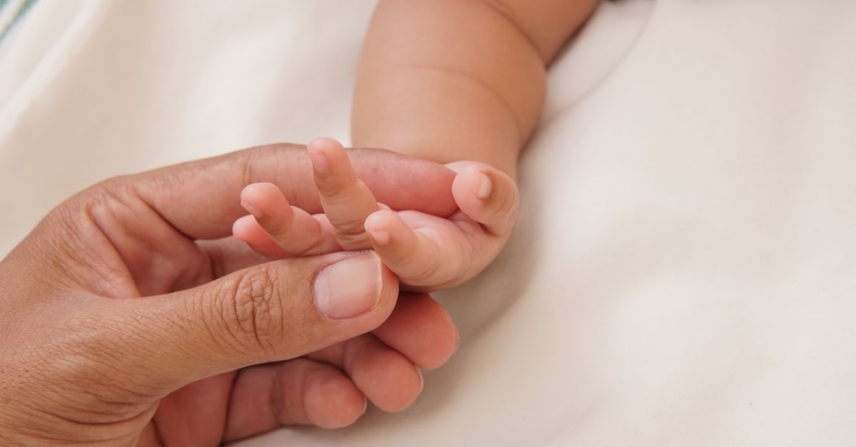 Come Tagliare le Unghie del Neonato in Sicurezza: Trucchi, Momenti Giusti e Zero Stress