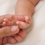 Come Tagliare le Unghie del Neonato in Sicurezza: Trucchi, Momenti Giusti e Zero Stress